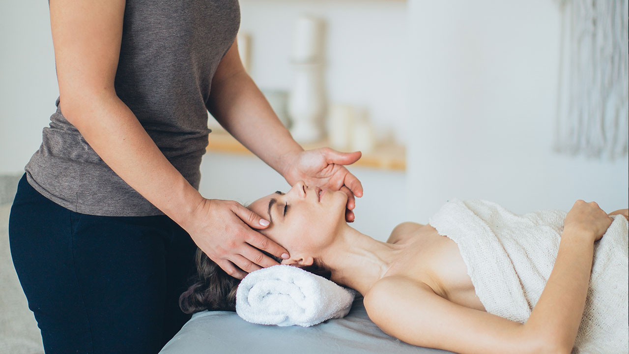 Soulagez la rhinite et la sinusite avec un massage facial. — Eightify